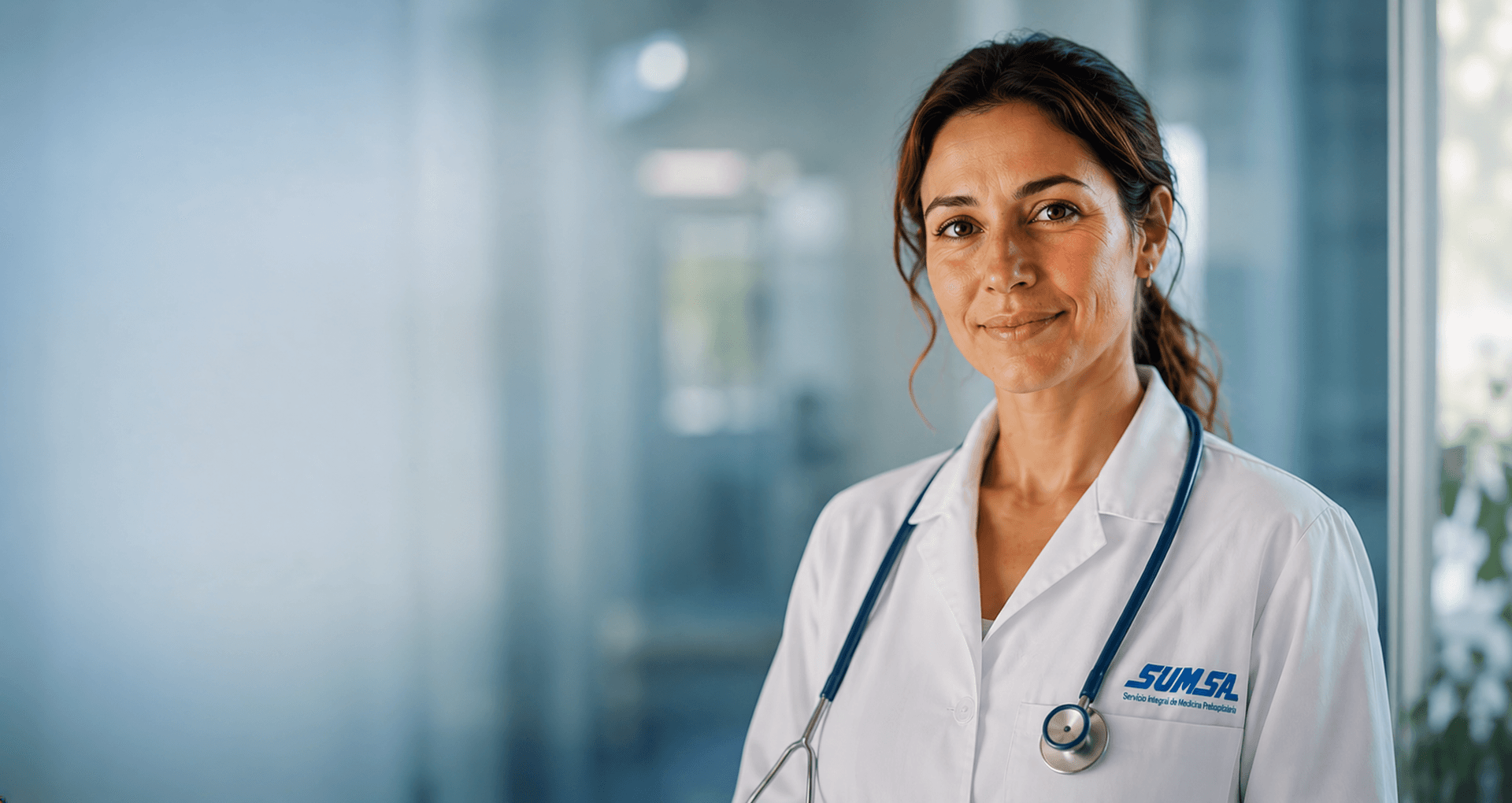 Médica de SUM S.A. en un pasillo del centro de atención